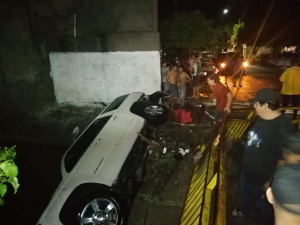 Se desborda canal y arrastra Suburban con todo y conductor, en Culiacán