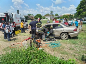 Tras choque un hombre queda prensado al volante del autom&oacute;vil