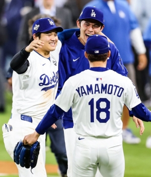 Dodgers retienen el título en dramático Juego 7 con HR clave de Rojas, Smith