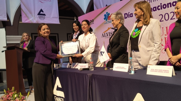 Eva Guerrero recibe reconocimiento de Mujer Empresaria 2025 otorgado por Canaco Servitur