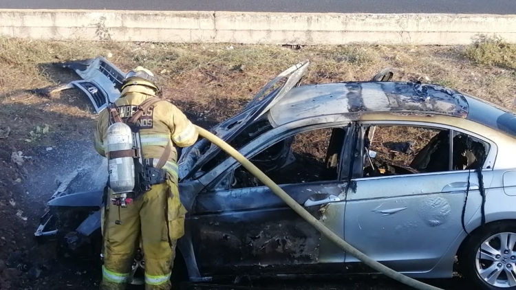 Un automóvil se incendia tras impacto
