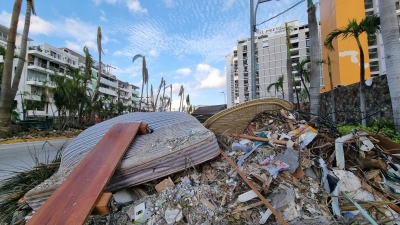 Tras 6 d&iacute;as del golpe de "Otis", habitantes de Acapulco piden que vuelva servicio de limpieza; ya no soportan el olor a putrefacci&oacute;n