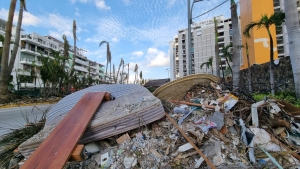Tras 6 d&iacute;as del golpe de "Otis", habitantes de Acapulco piden que vuelva servicio de limpieza; ya no soportan el olor a putrefacci&oacute;n