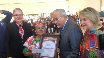 Entrega del premio al m&eacute;rito social &ldquo;Agustina Ram&iacute;rez&rdquo; para Petra Leyva mujer ind&iacute;gena de la comunidad de los Rar&aacute;muris.