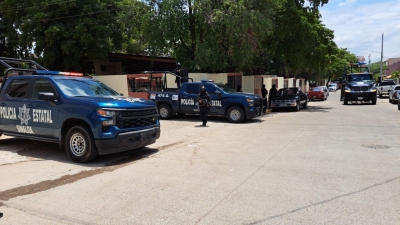 Aseguran camioneta robada con cargadores y equipo táctico al Norte de Culiacán, frente a una Primaria