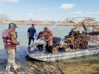 Rescatan en Piedras Negras, Coahuila, 18 migrantes varados en cauce del Río Bravo