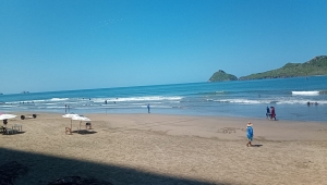 40 personas rescatadas de morir ahogadas en Mazatl&aacute;n en 17 d&iacute;as