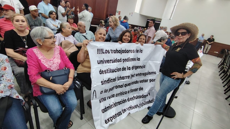 Pensionados de la UAS se manifiestan en el Congreso en rechazo al descuento del 25% para la reingenier&iacute;a
