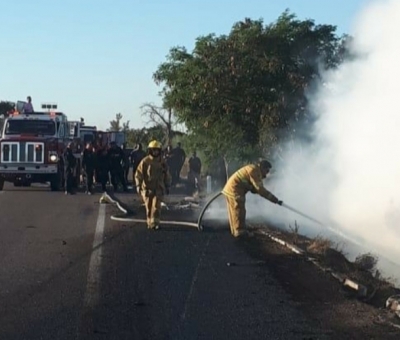 Se quema tr&aacute;iler que transportaba sabritas en Angostura