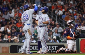 Rangers se aferra a la cima tras dar acalorada paliza de 13-5 a Astros