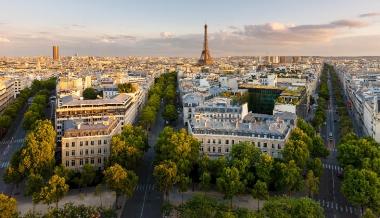 Evacúan la zona Arco del Triunfo en París por amenaza de bomba