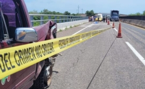 Muere jornalero en choque carretero de tráiler a camioneta, en Elota
