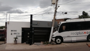 Choca cami&oacute;n urbano contra  casa y poste de la CFE