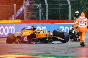 ‘Qué idi***’, se culpa Lando Norris tras su choque