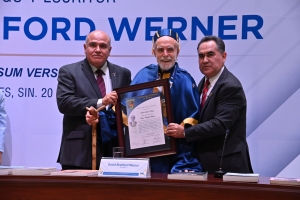 Por su altruismo y contribuciones, la UAS galardona al bi&oacute;logo David Werner con el Doctorado Honoris Causa