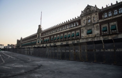 AMLO amuralla Palacio Nacional antes del 8M