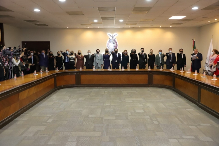 Rocha Moya toma protesta a las y los funcionarios que integrar&aacute;n su gabinete