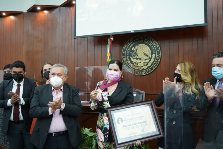 Recibió la periodista Dulcina Parra la Medalla de Honor ´Dra. Norma Corona´