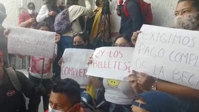 Estudiantes pidieron el pago completo de sus becas a la UAS