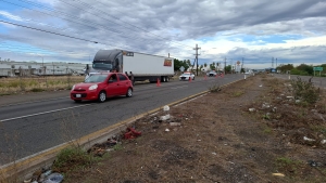 Con transportes de carga, Gatilleros obligan a traileros a bloquear la carretera Culiacán-Eldorado