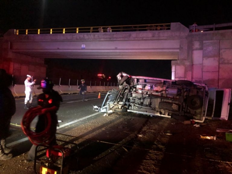 Se accidenta familia en autopista Mazatlán-Culiacán: un menor muere y 12 lesionados