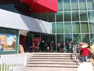 Miles de habitantes abarrotan bancos en Acapulco para sacar efectivo y comprar comida