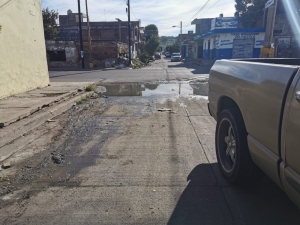 No aguantan la peste a drenaje en la colonia Benito Ju&aacute;rez