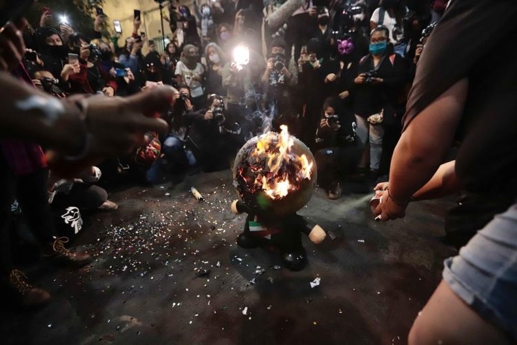 Feministas protestan quemando pi&ntilde;ata de AMLO en "antigrita" fuera de la CNDH