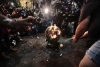 Feministas protestan quemando pi&ntilde;ata de AMLO en "antigrita" fuera de la CNDH