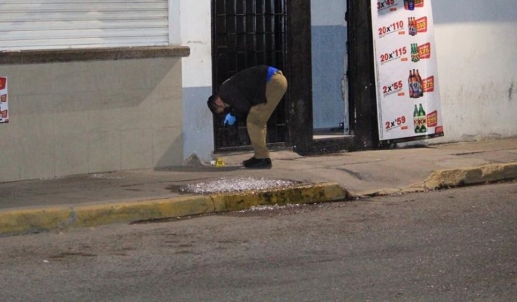 Hieren a un hombre afuera de expendio de cerveza en Culiacán