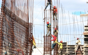 En un tobog&aacute;n, la industria de la construcci&oacute;n: CMIC