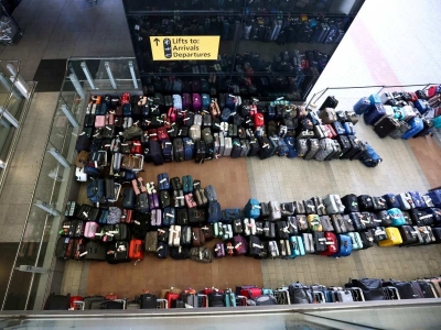 Aerolínea pone a ejecutivos a cargar maletas ante escasez de personal