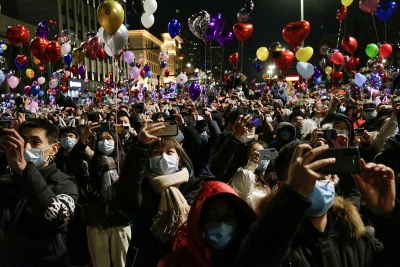 En Wuhan celebran como si no hubiera pandemia