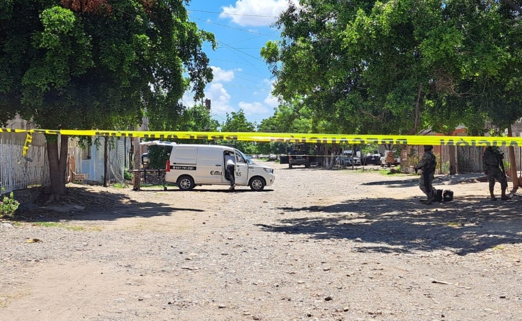 Gatilleros entran a una casa y asesinan a balazos a un menor de edad en la Colonia Pemex, en Culiac&aacute;n; hay otro joven herido