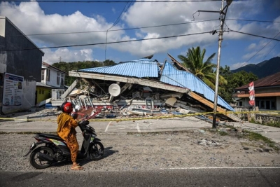 Sismo de 7.7 en Indonesia: van 53 muertos y m&aacute;s de 5 mil evacuados
