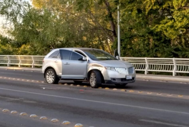 Ladrones chocan auto de lujo luego de robarlo en Las Quintas