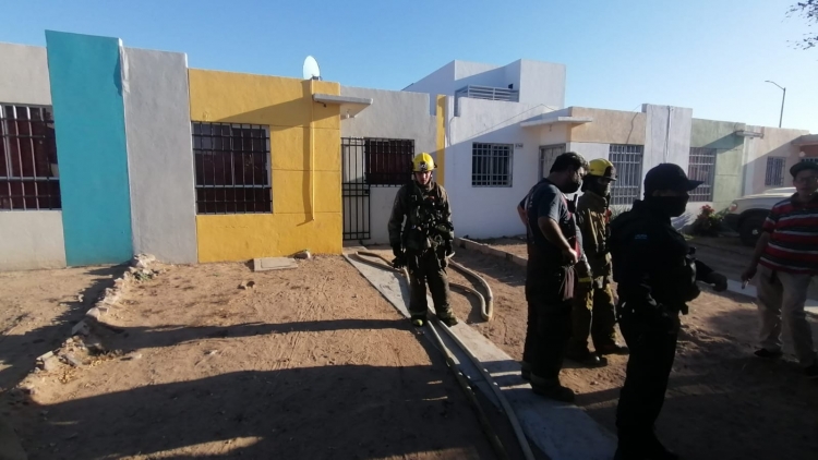 Dos mujeres adultas y una bebé resultaron ilesas luego de que su casa ubicada en el fraccionamiento Alturas del Sur fue incendiada