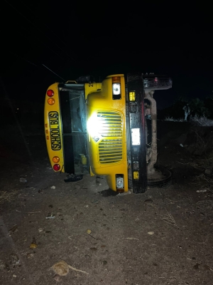 Vuelca camión de trabajadores agrícolas en la carretera La 20