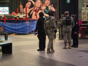 Matan a balazos a 2 hombres en Cuatro R&iacute;os, justo cuando militares atend&iacute;an otro asesinato afuera del lugar