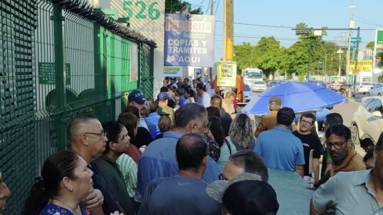Estallan usuarios en Subdelegaci&oacute;n del IMSS, no tienen sistema desde hace casi un mes