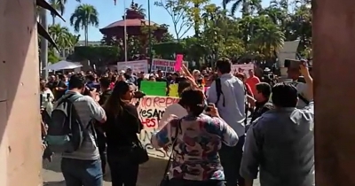 Que les d&eacute; la cara, ambulantes exigen al Qu&iacute;mico Ben&iacute;tez, en Mazatl&aacute;n