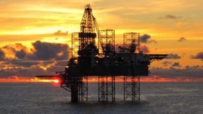 Petr&oacute;leo se mantendr&aacute; por encima de 100 d&oacute;lares por barril en 2022; temen por oferta