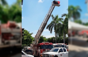 Sin respuesta, Bomberos bloquean la avenida Obreg&oacute;n frente a Palacio Municipal