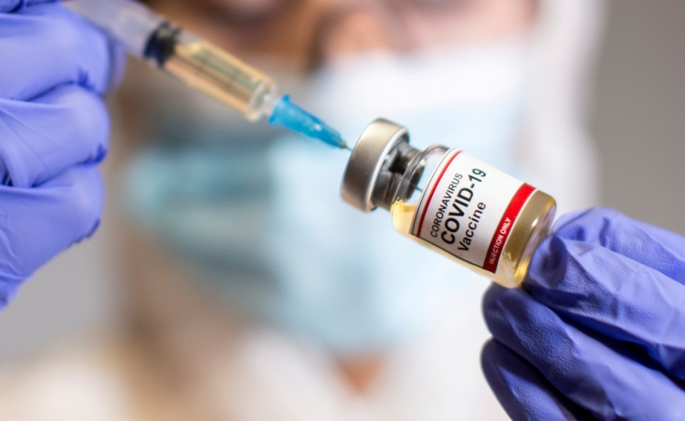 Estudian caso de doctora hospitalizada tras recibir vacuna anticovid