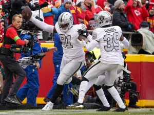 Raiders ganan 20-14 y amargan el festejo navide&ntilde;o a los campeones Chiefs