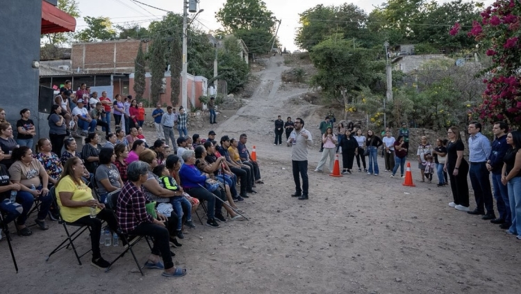 Exigen vecinos de la colonia Amistad la pavimentaci&oacute;n de calle Fray Bernardino, con tr&aacute;mites desde hace 30 a&ntilde;os
