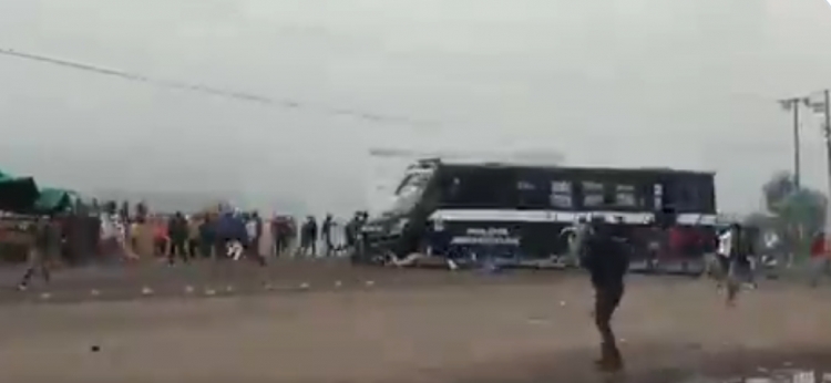 Les pasan por encima a normalistas con cami&oacute;n policial en Michoac&aacute;n