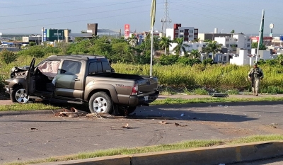 Aparatoso choque de camioneta contra palmera causa da&ntilde;os materiales en Lomas de San Isidro, en Culiac&aacute;n