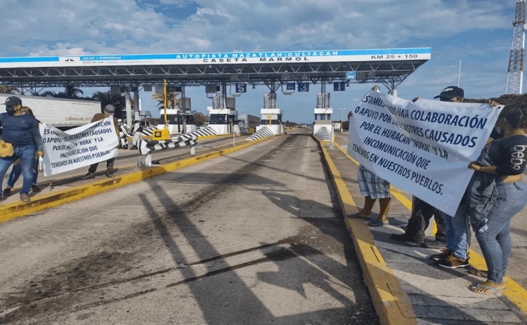 Afectados por el hurac&aacute;n Nora toman la caseta de M&aacute;rmol en demanda de ayuda