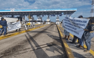 Afectados por el hurac&aacute;n Nora toman la caseta de M&aacute;rmol en demanda de ayuda